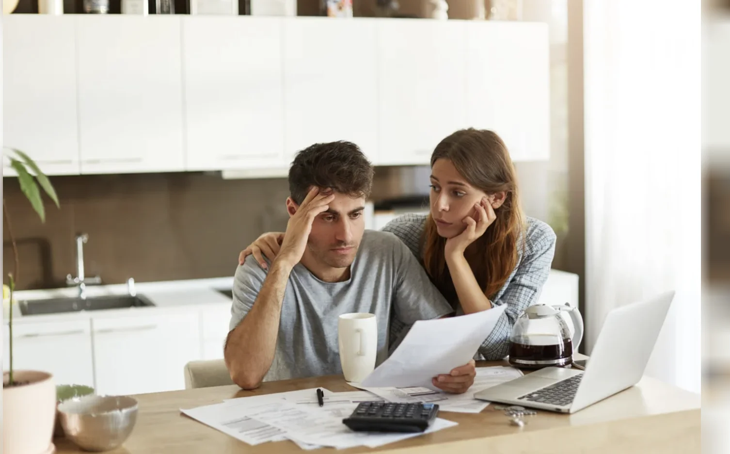 Hogares argentinos que no llegan a fin de mes: el 47,7% recurre a deudas o ahorros
