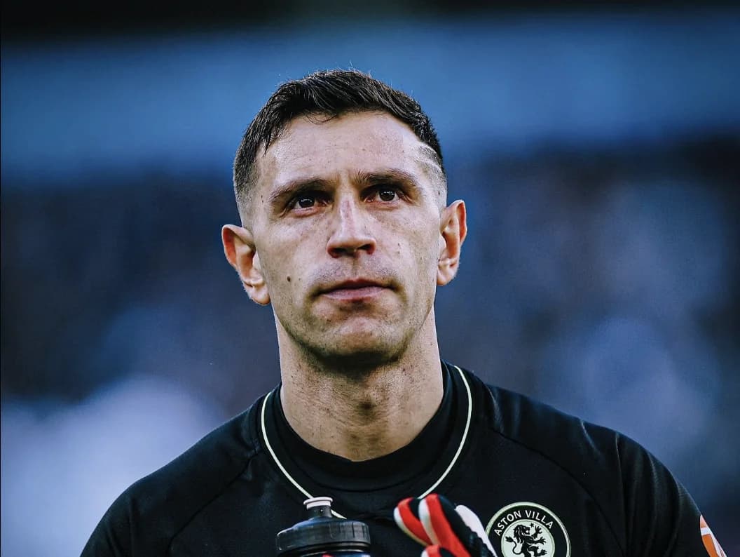 Dibu Martínez ofrecido a gigante de la Premier League: su futuro en Aston Villa es incierto