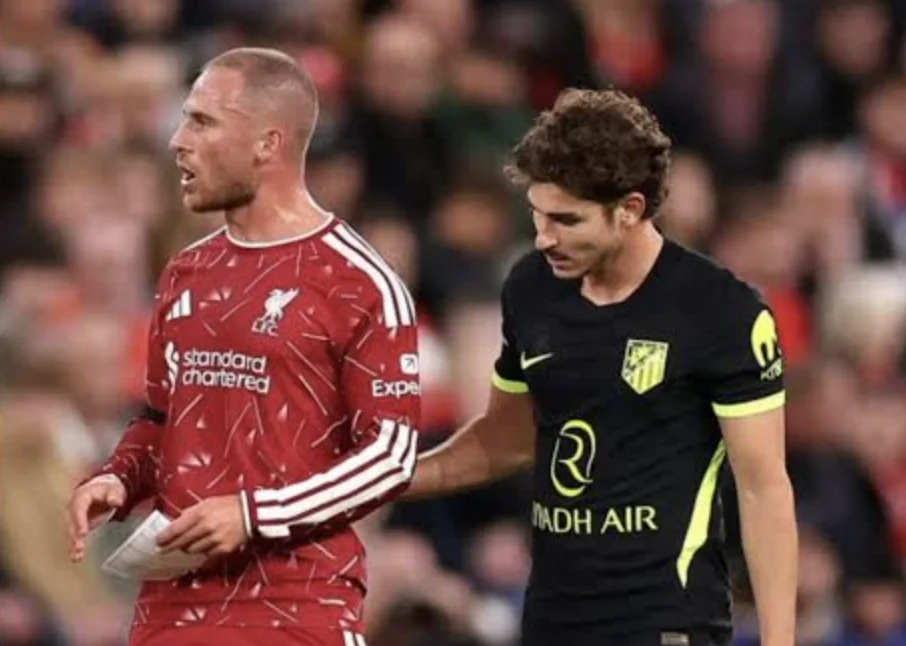 Alexis Mac Allister y Julián Álvarez: un cruce insólito en el partido entre Liverpool y Atlético Madrid