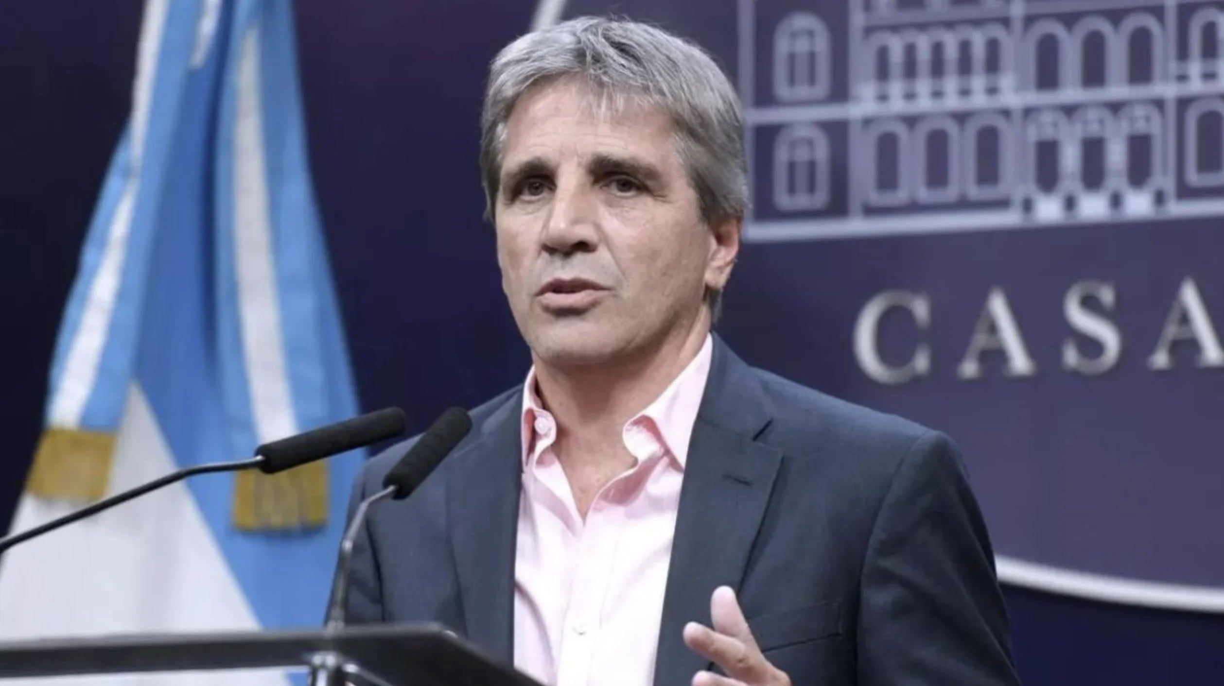 Luis Caputo flexibiliza créditos en dólares para empresas y la economía