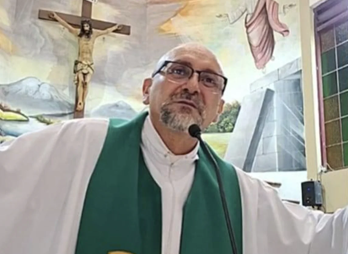 Un sacerdote murió aplastado por una cruz durante una misa en Ecuador