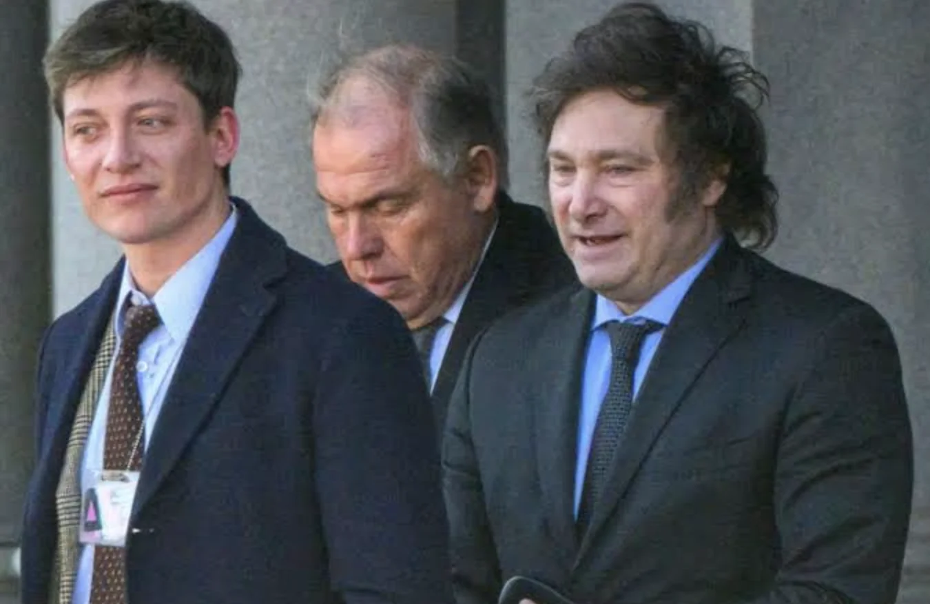 Santiago Caputo pierde el control de la comunicación oficial del Gobierno