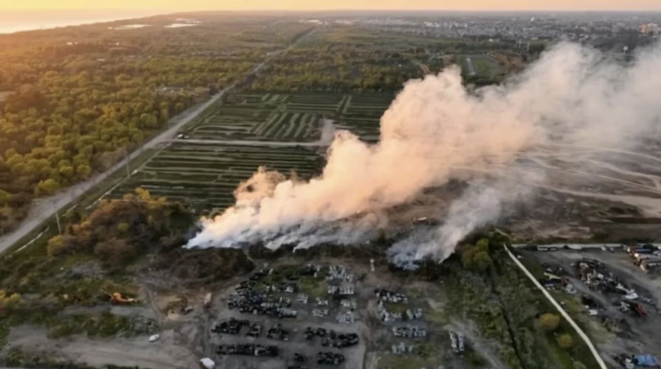 Incendio en Sarandí: el humo afecta la autopista Buenos Aires-La Plata