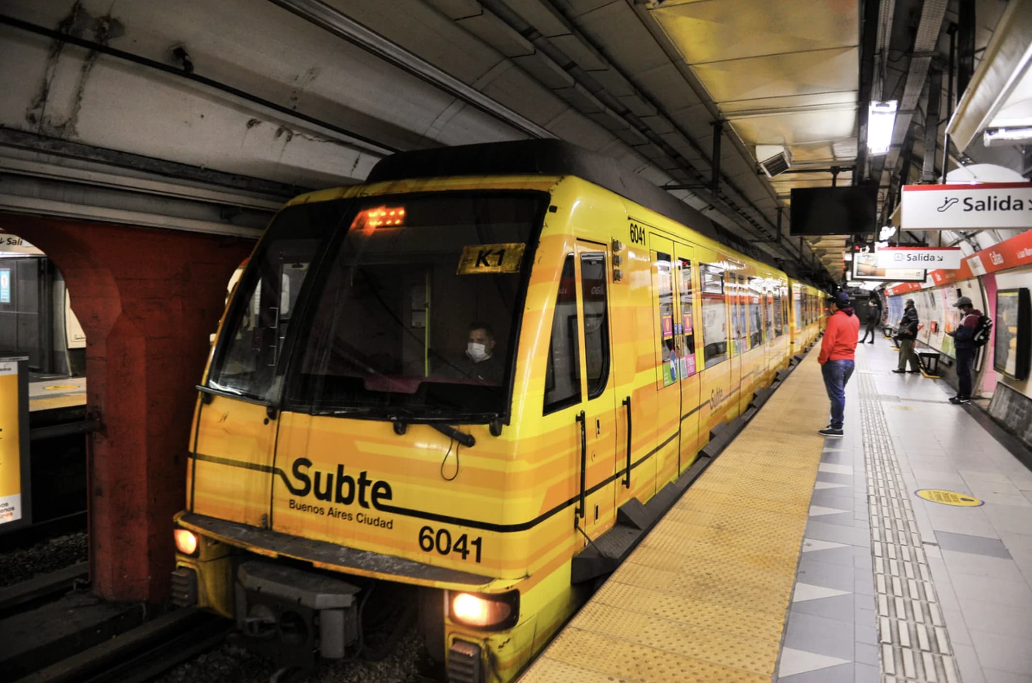 Jubilados viajarán gratis en subte con solo presentar el DNI